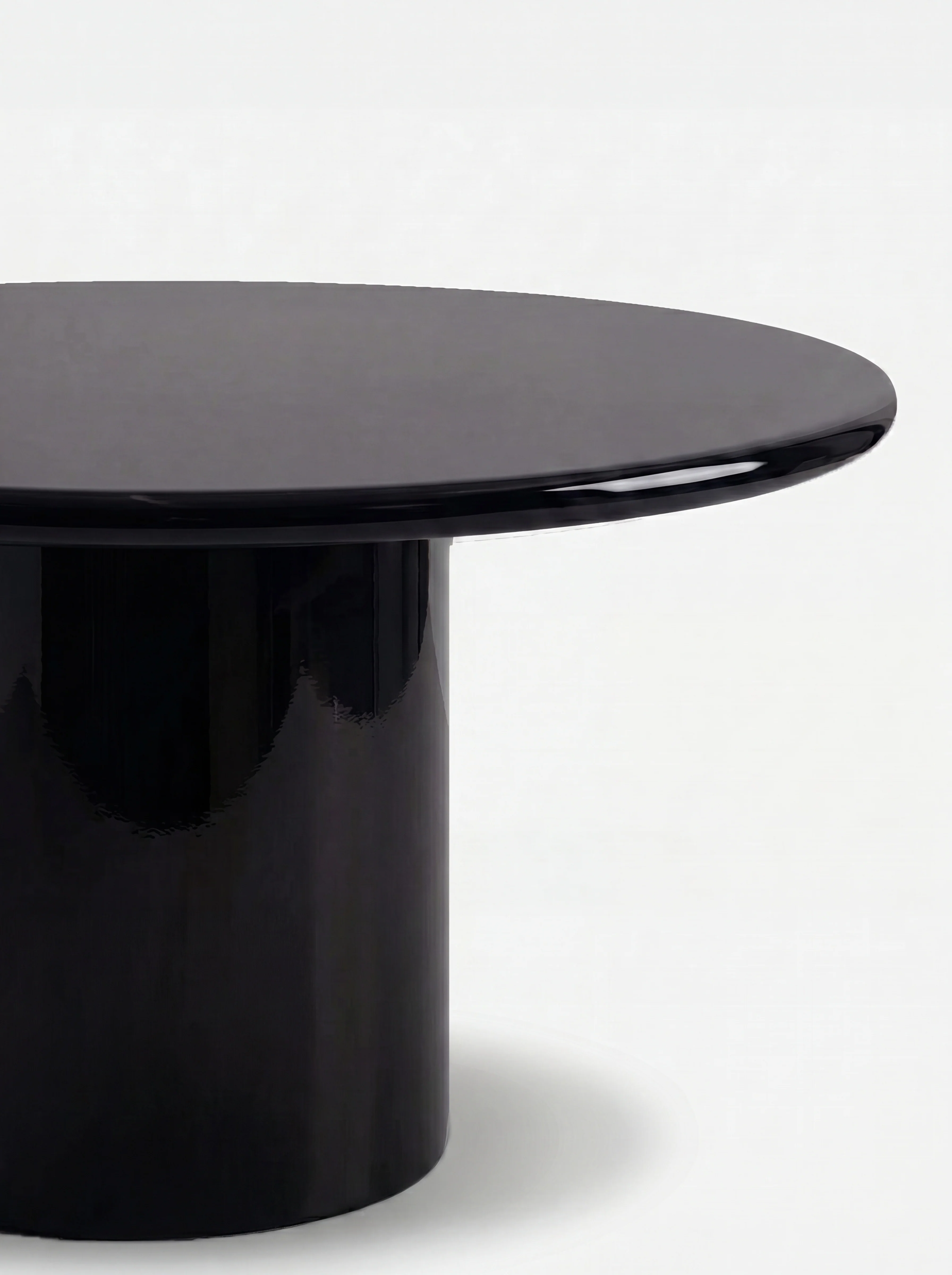 Amendoeira Black Lacquered Wood Round Dining Table - Image 3