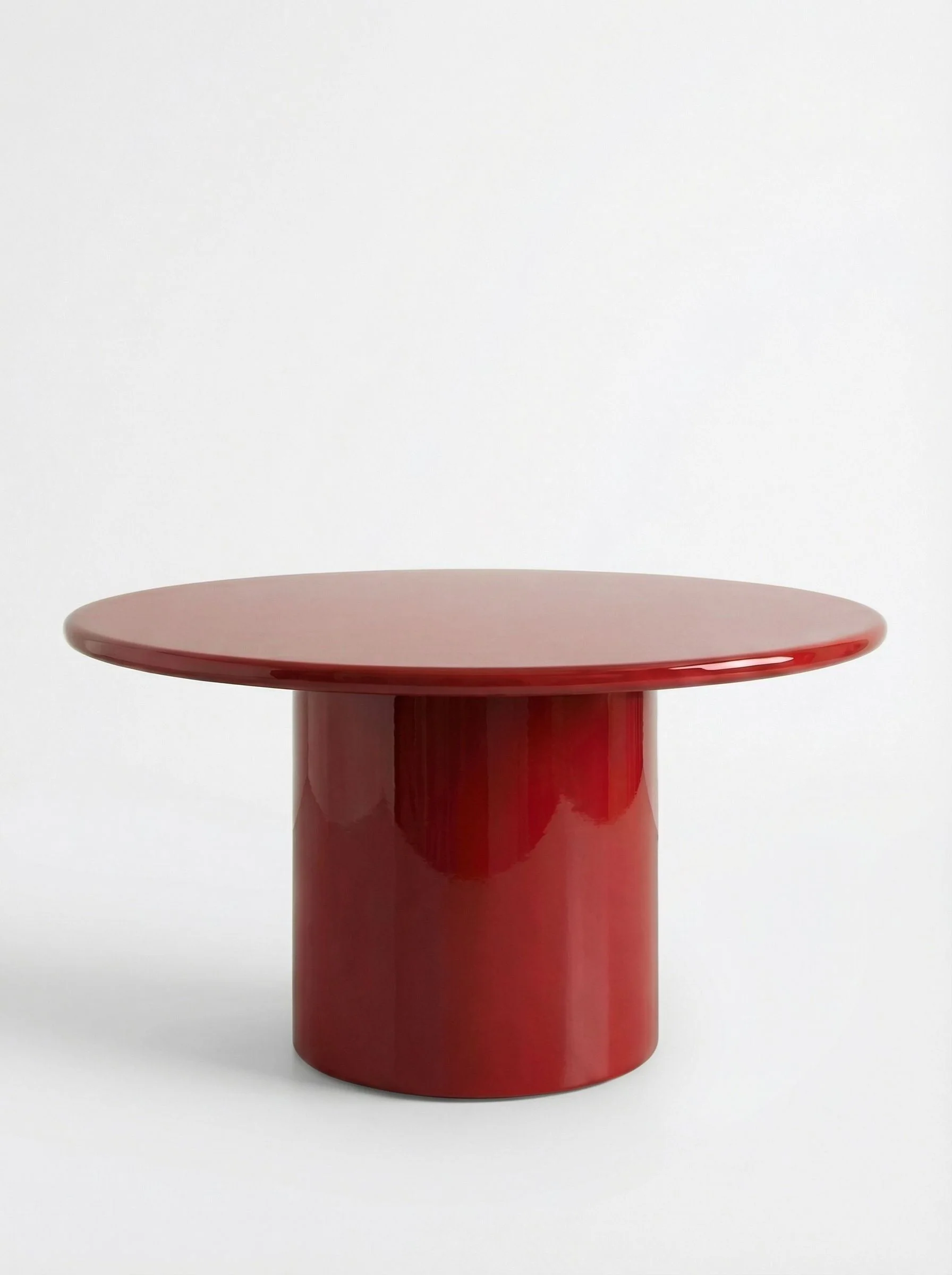 Amendoeira Red Lacquered Wood Round Dining Table