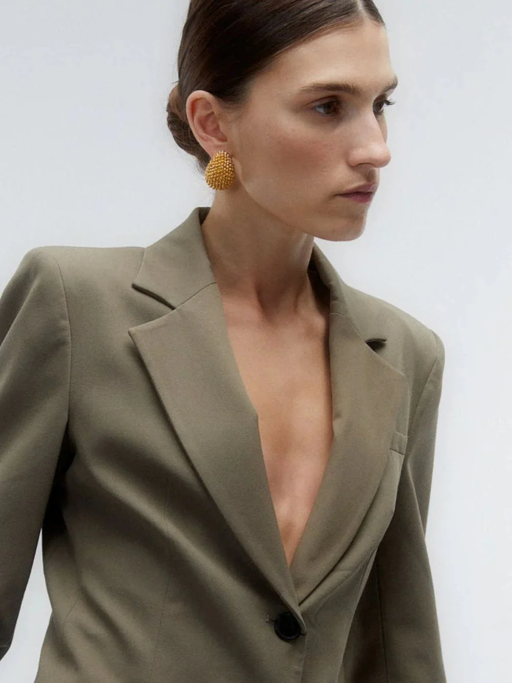 Dafne 18K Gold Textured Earrings - Image 2