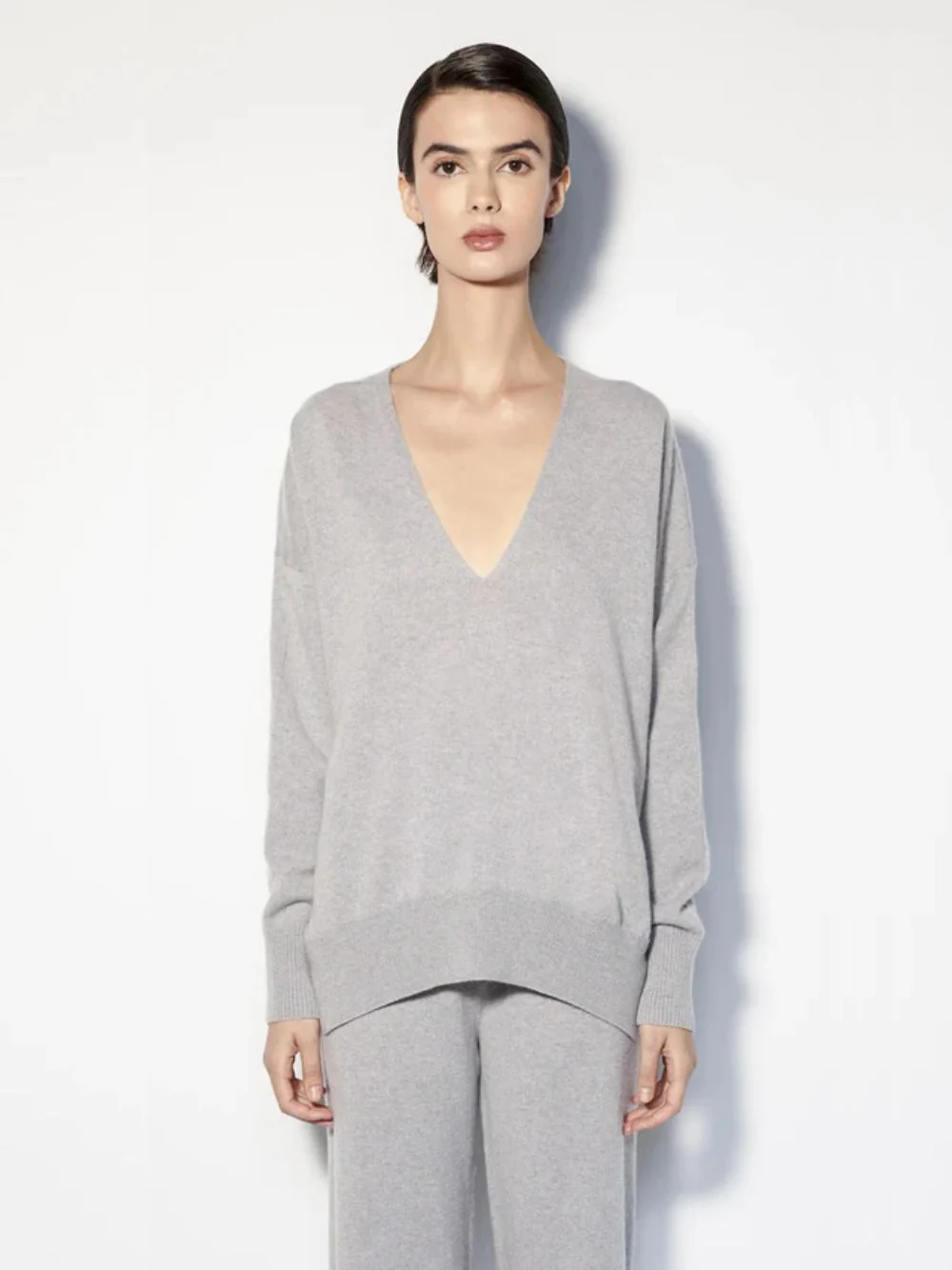 V-Neck Light Grey Cashmere Sweater - Image 3