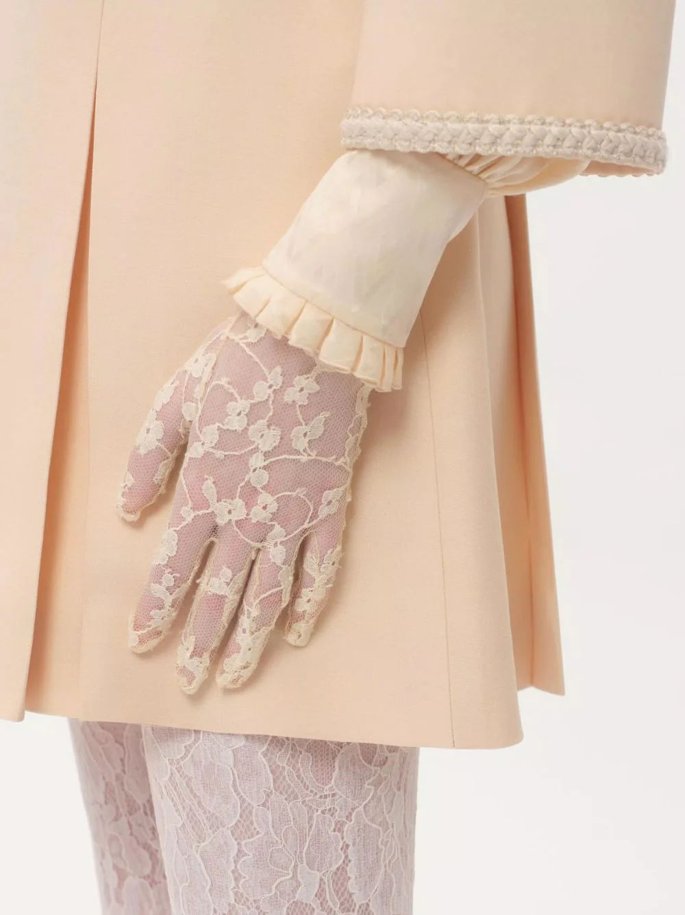 VLogo Signature Lace Gloves in Butter Gold